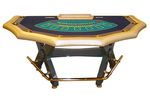 Blackjack tafel met unieke vorm, met een donker speelveld met lichte opdruk met onder de tafel een stevig hoogglans onderstel met messing voetrails