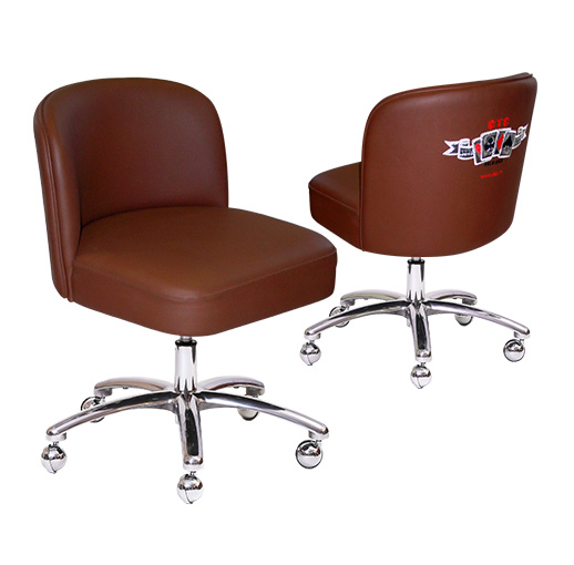 Bruine poker stoelen met logo met rvs onderstel en draaiwieltjes