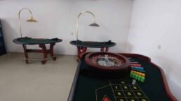 roulette tafel en twee blackjack tafels