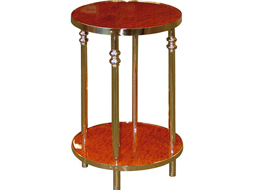 Stijlvolle bijzet tafel met gouden details en dubbele opzetstuk