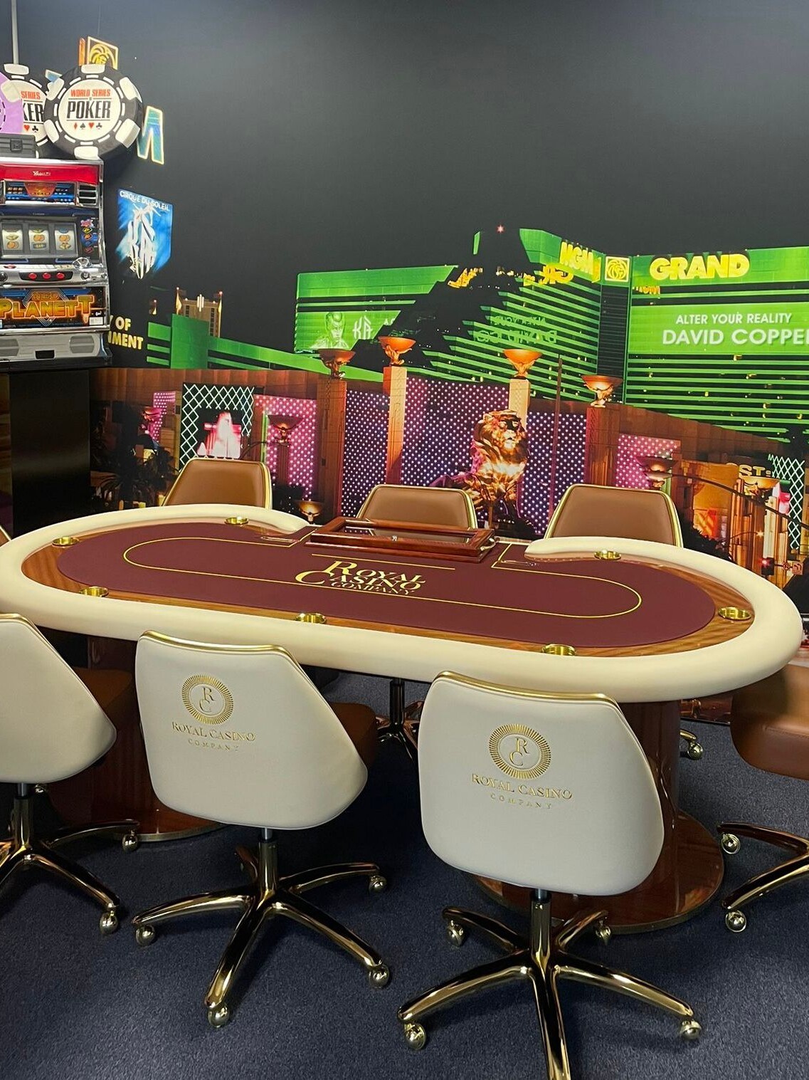 een blackjack tafel en een pokertafel van hoogwaardige kwaliteit met luxe pokerstoelen