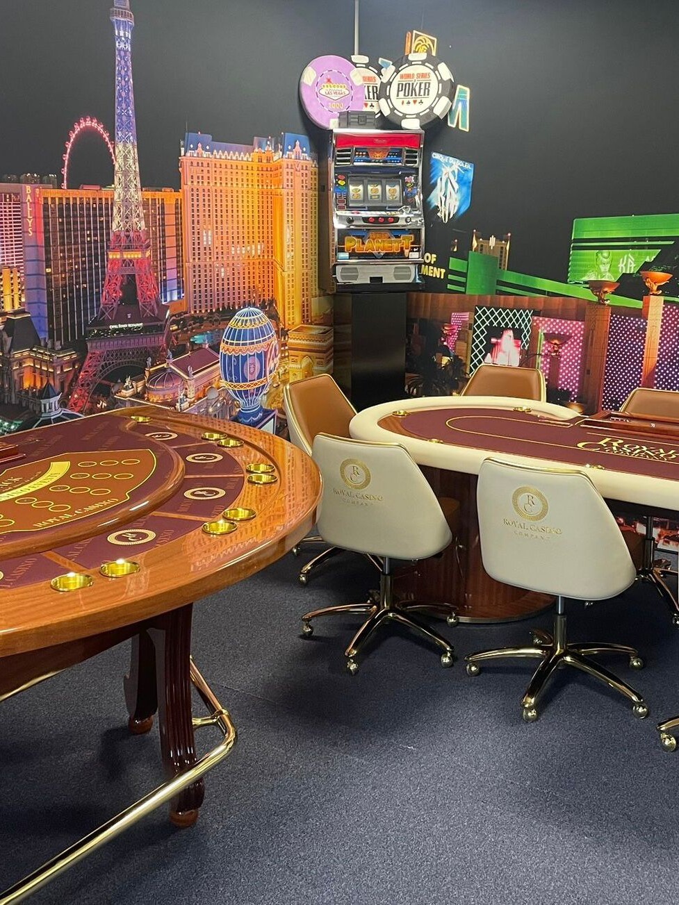 een blackjack tafel en een pokertafel van hoogwaardige kwaliteit met luxe pokerstoelen