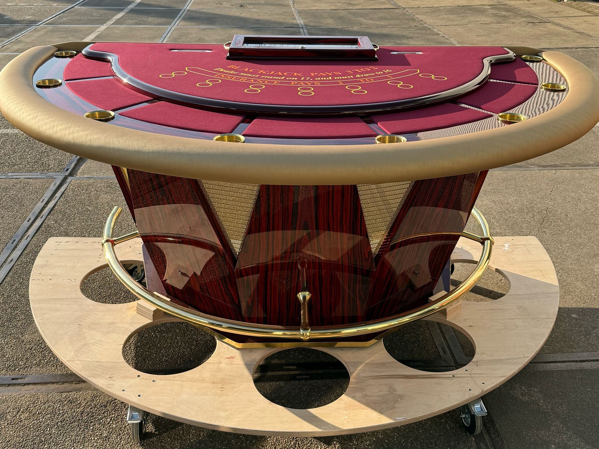 Zeer luxe blackjack tafel met een houten onderstel met led, een gouden lederen rand en bordeau speelveld