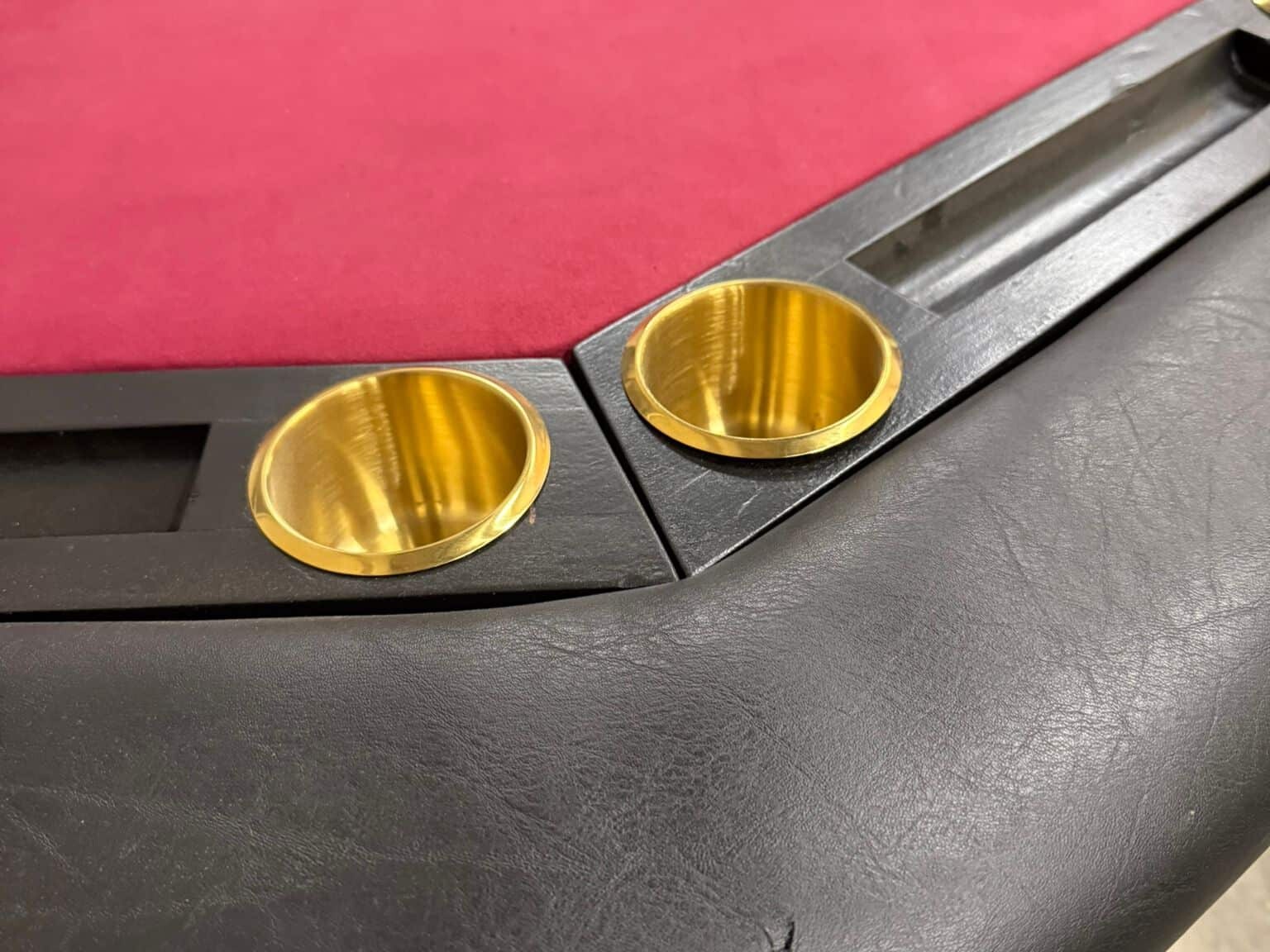 Blackjack tafel met rode layout en messing details