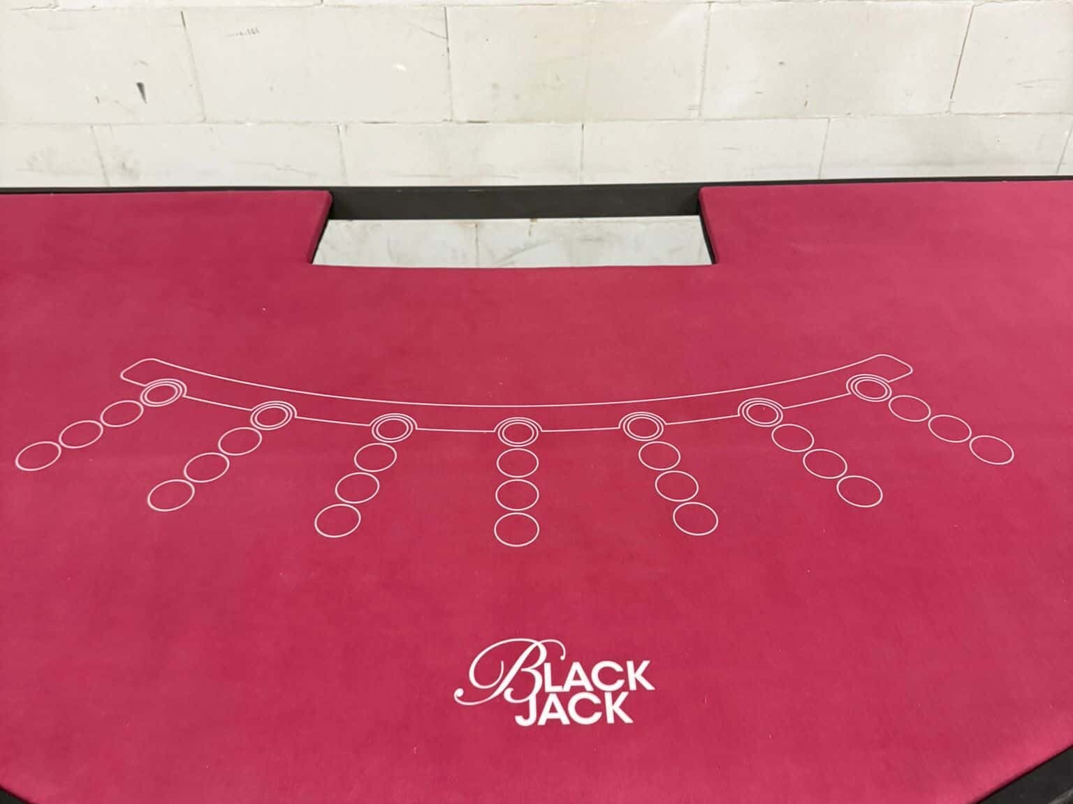 Vooraanzicht blackjack tafel compleet met accessoires