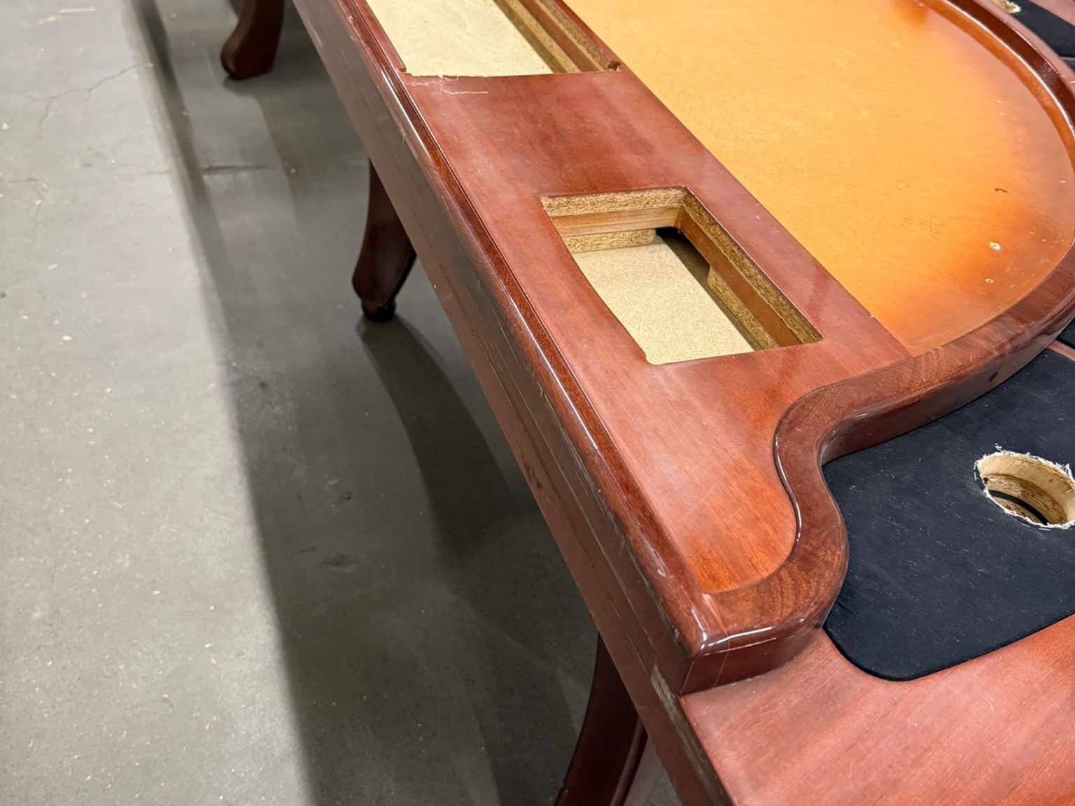 Bovenaanzicht van tweedehands blackjacktafel zonder speelveld, houten onderstel en zwarte rand.