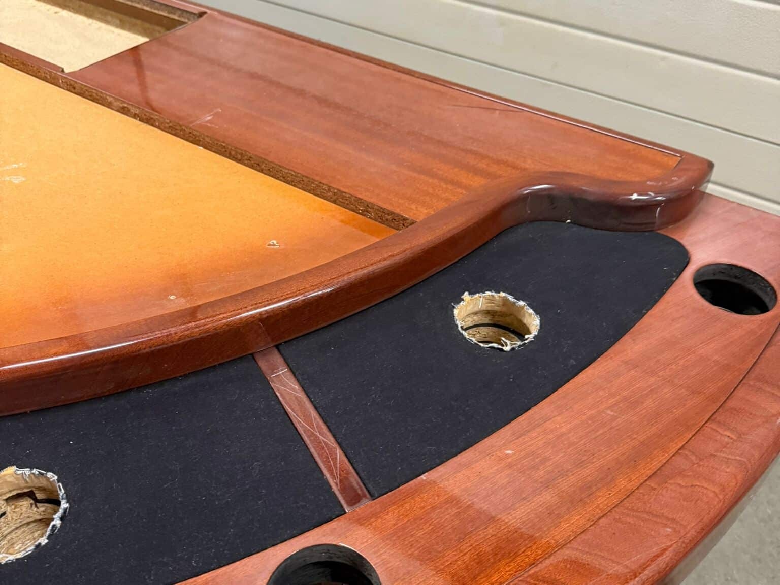 Detail van tweedehands blackjacktafel, zichtbaar met oude jackpotopeningen die worden hersteld bij verkoop.