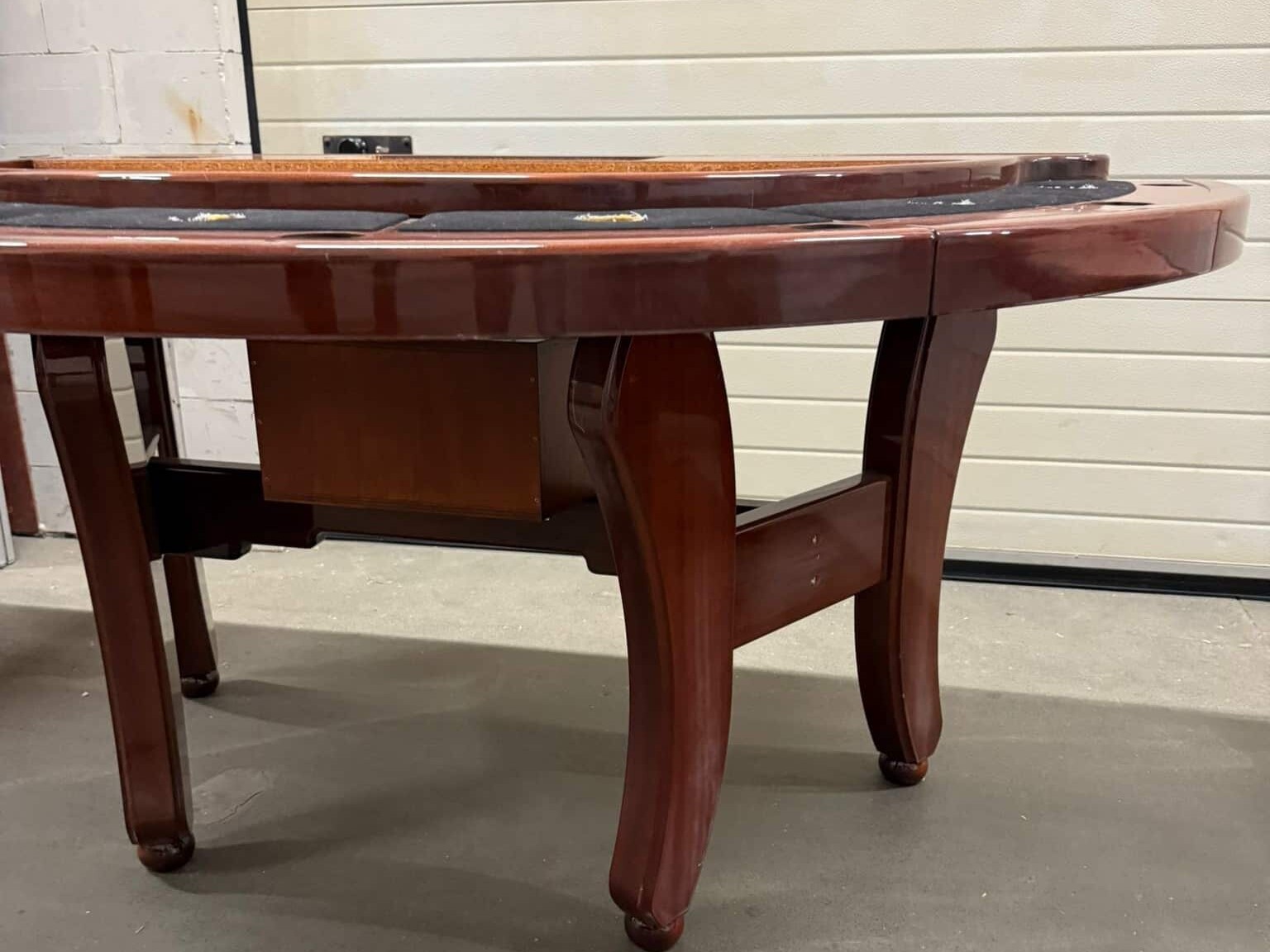 Tweedehands blackjacktafel met casinogeschiedenis, afkomstig uit buitenlandse casino’s en casinobeurzen, geschikt voor maatwerk en personalisatie.