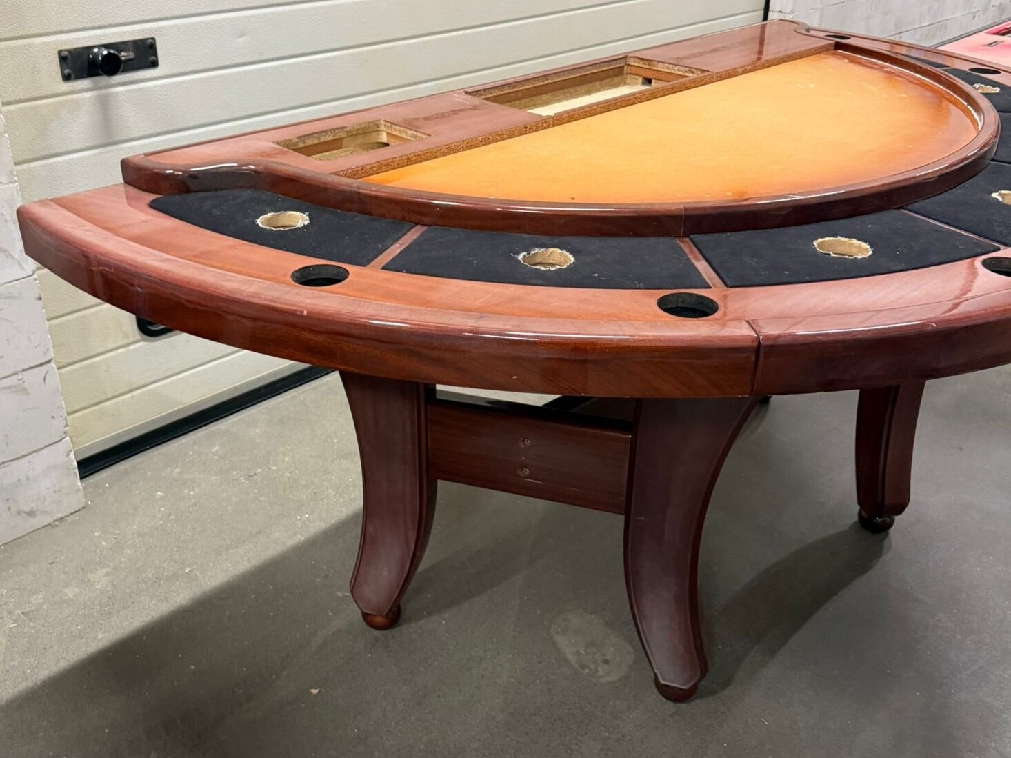 Houten onderstel van tweedehands blackjacktafel, stevig en demontabel, opnieuw af te werken in kleur naar keuze.