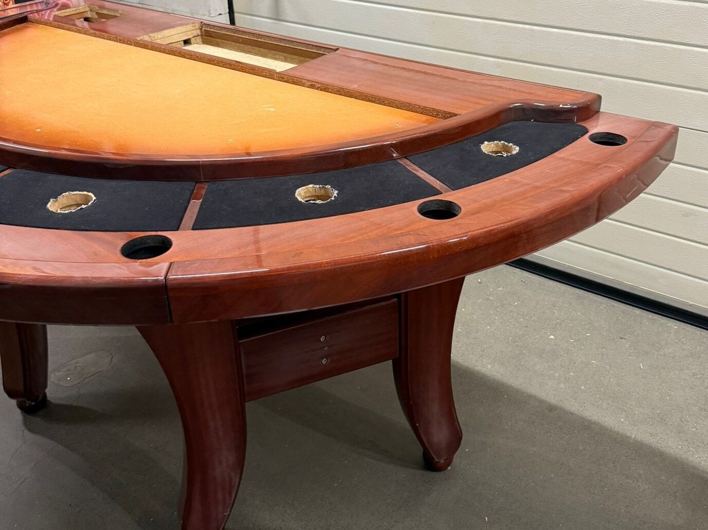 Tweedehands blackjacktafel met casinogeschiedenis, afkomstig uit buitenlandse casino’s en casinobeurzen, geschikt voor maatwerk en personalisatie.
