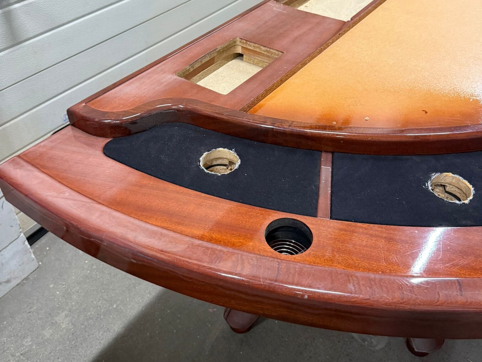 Zijaanzicht van tweedehands blackjacktafel met houten onderstel en verkleurde laklaag, volledig te restaureren en personaliseren.