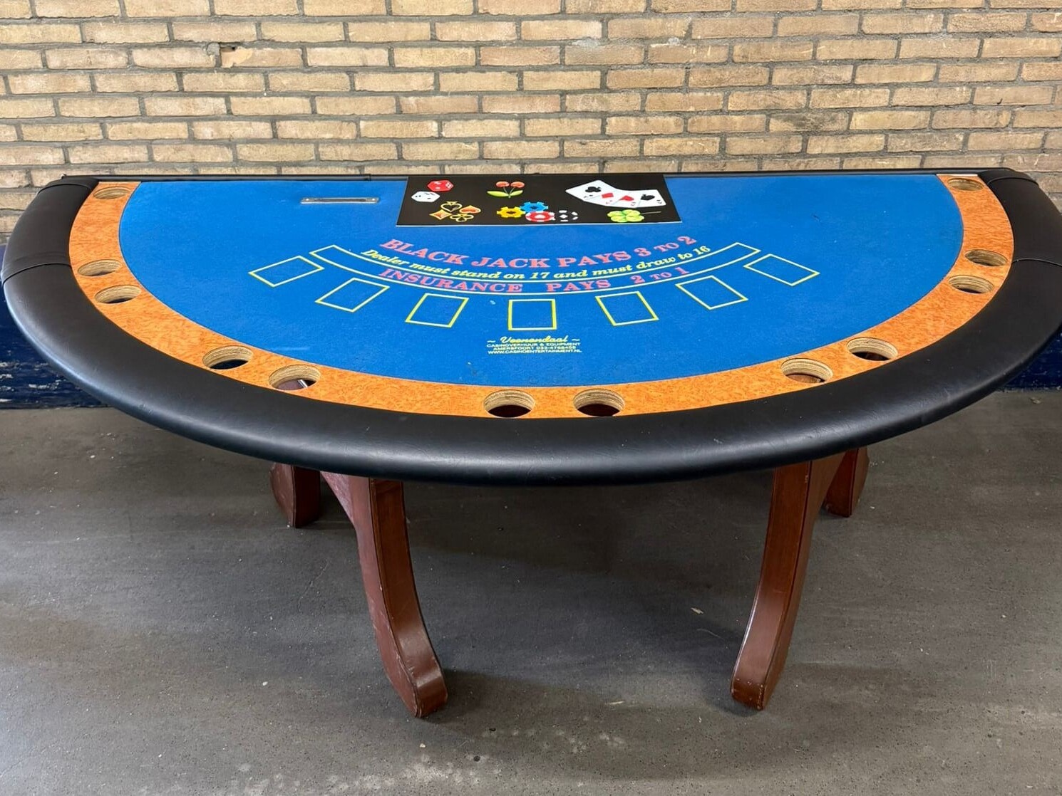 tweedehands blackjacktafel uit casino verhuur met blauw speelveld, zwarte rand en houten onderstel.