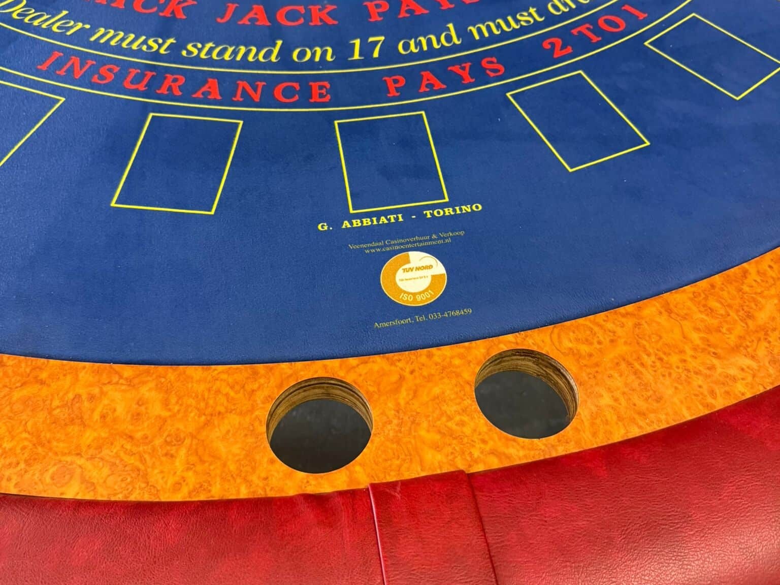 Tweedehands blackjacktafel uit casino verhuur, royale uitvoering met meerdere cupholders.