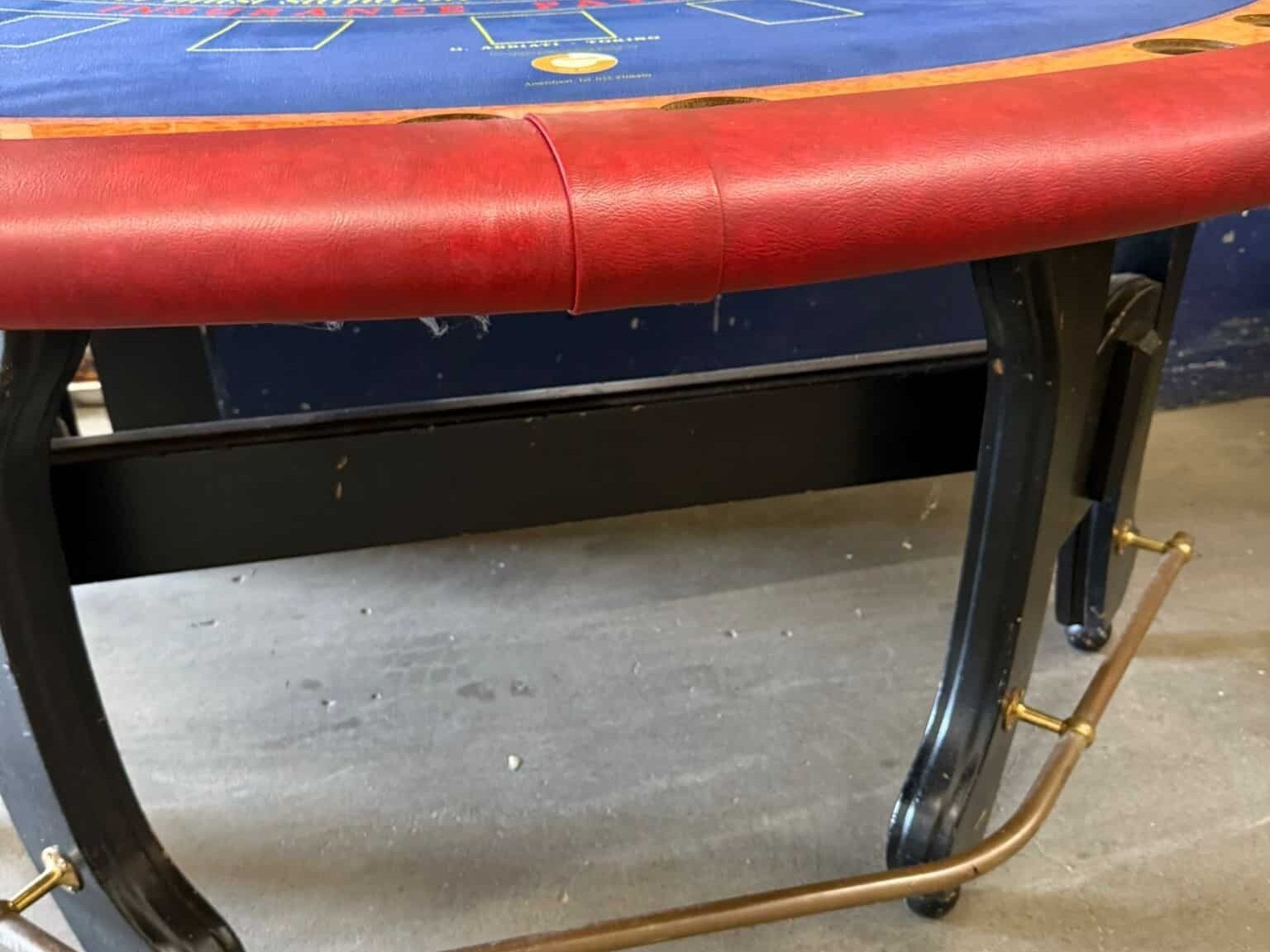 Tweedehands blackjacktafel op zwart houten onderstel, demontabel voor vervoer.