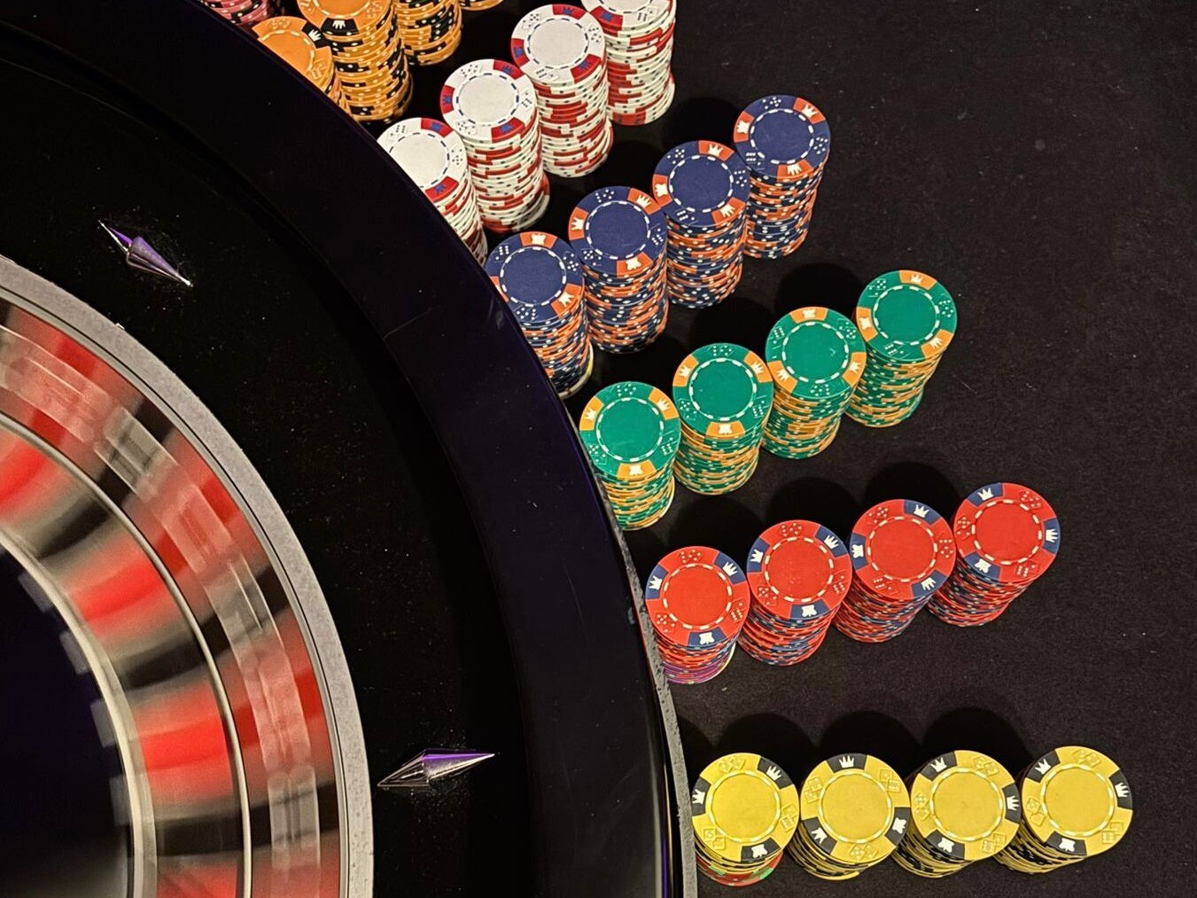roulette wiel met verschillende kleuren chips