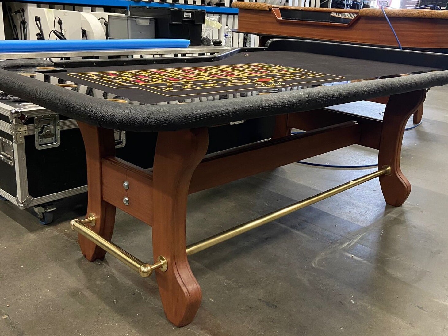 zwarte roulette tafel met houten onderstel