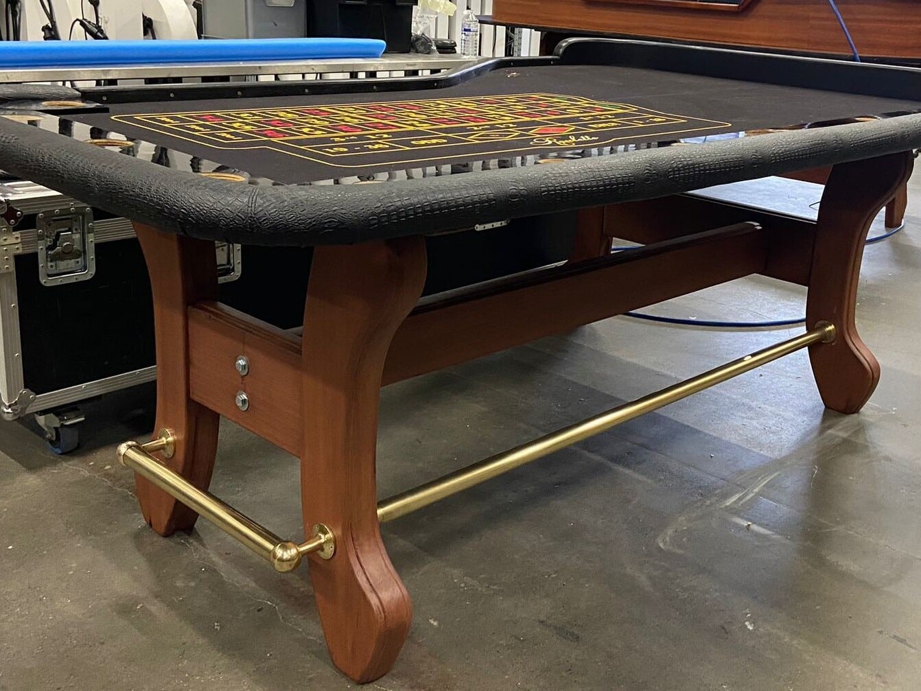 zwarte roulette tafel met houten onderstel