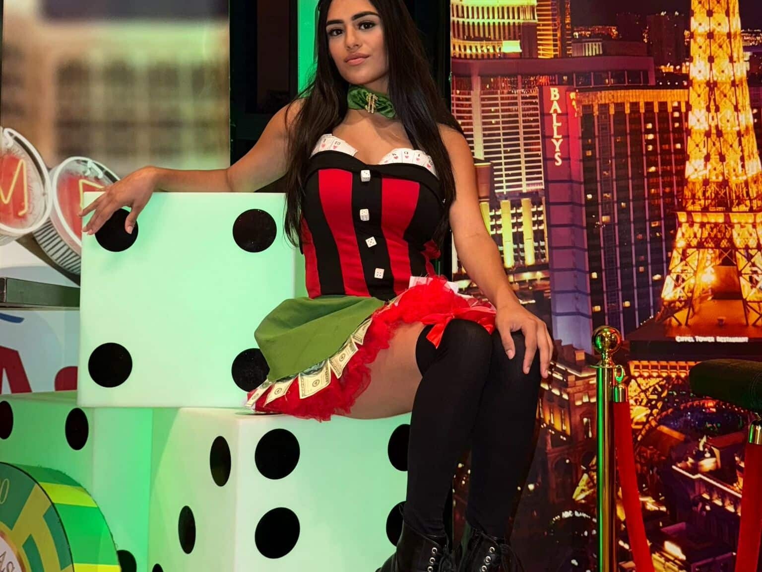 casino dame poseert op een dobbelsteen
