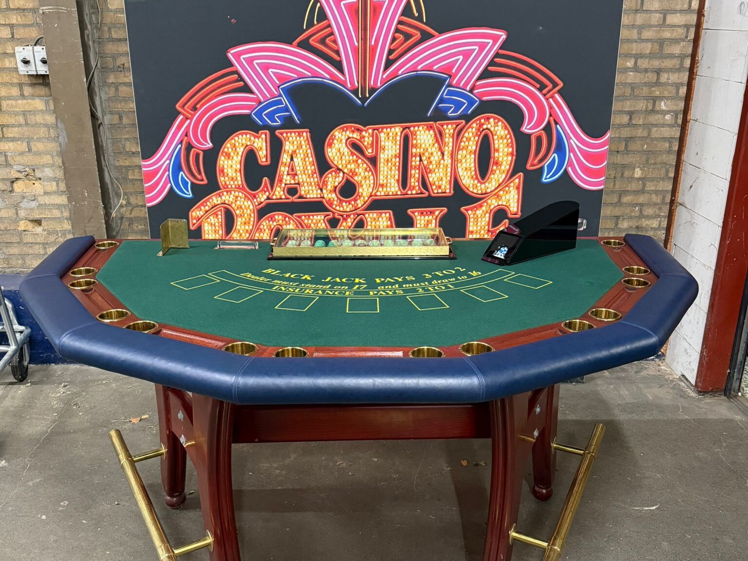 groene blackjack tafel met chips en messing voeten steun