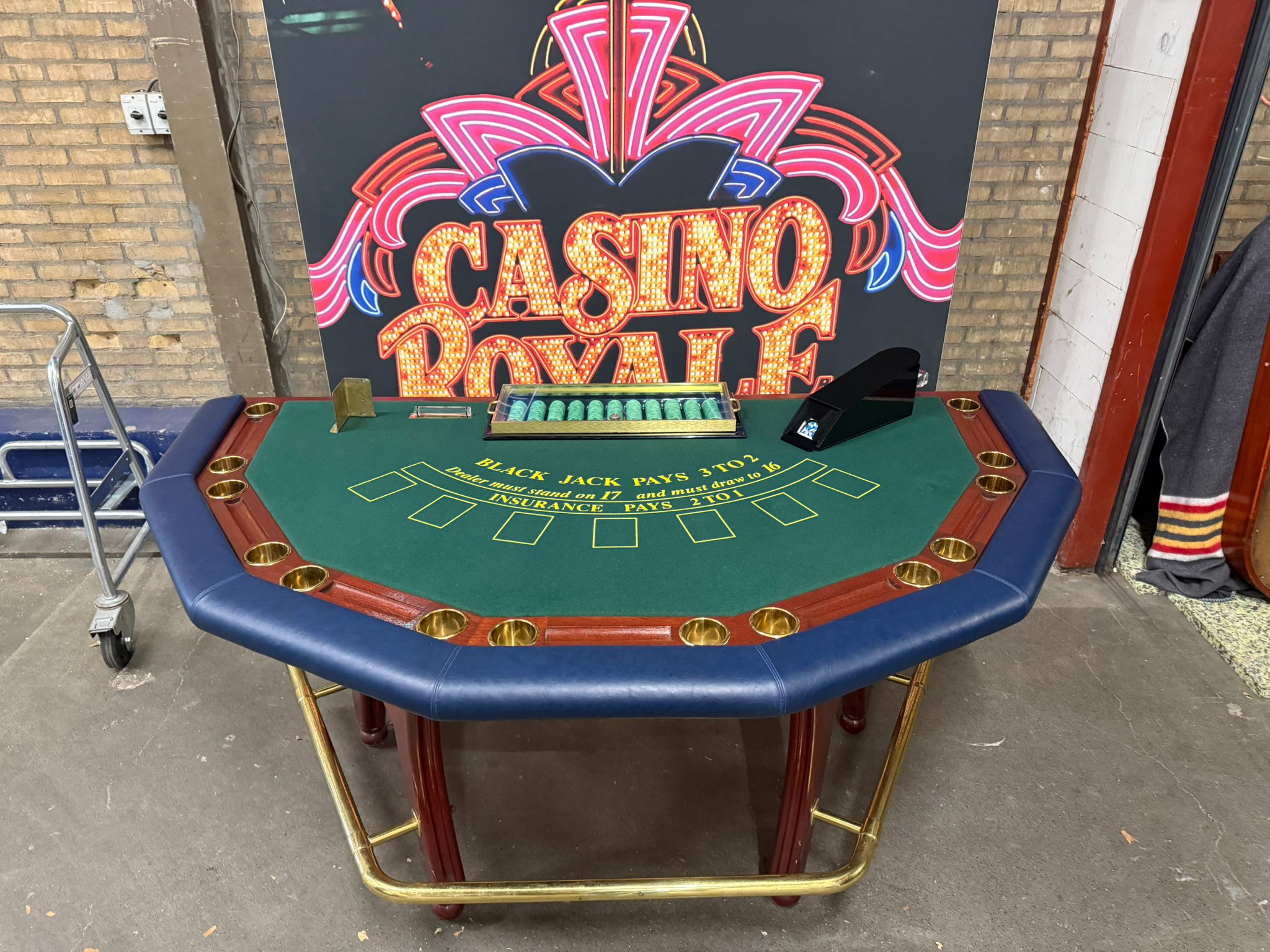 groene blackjack tafel met chips en messing voeten steun