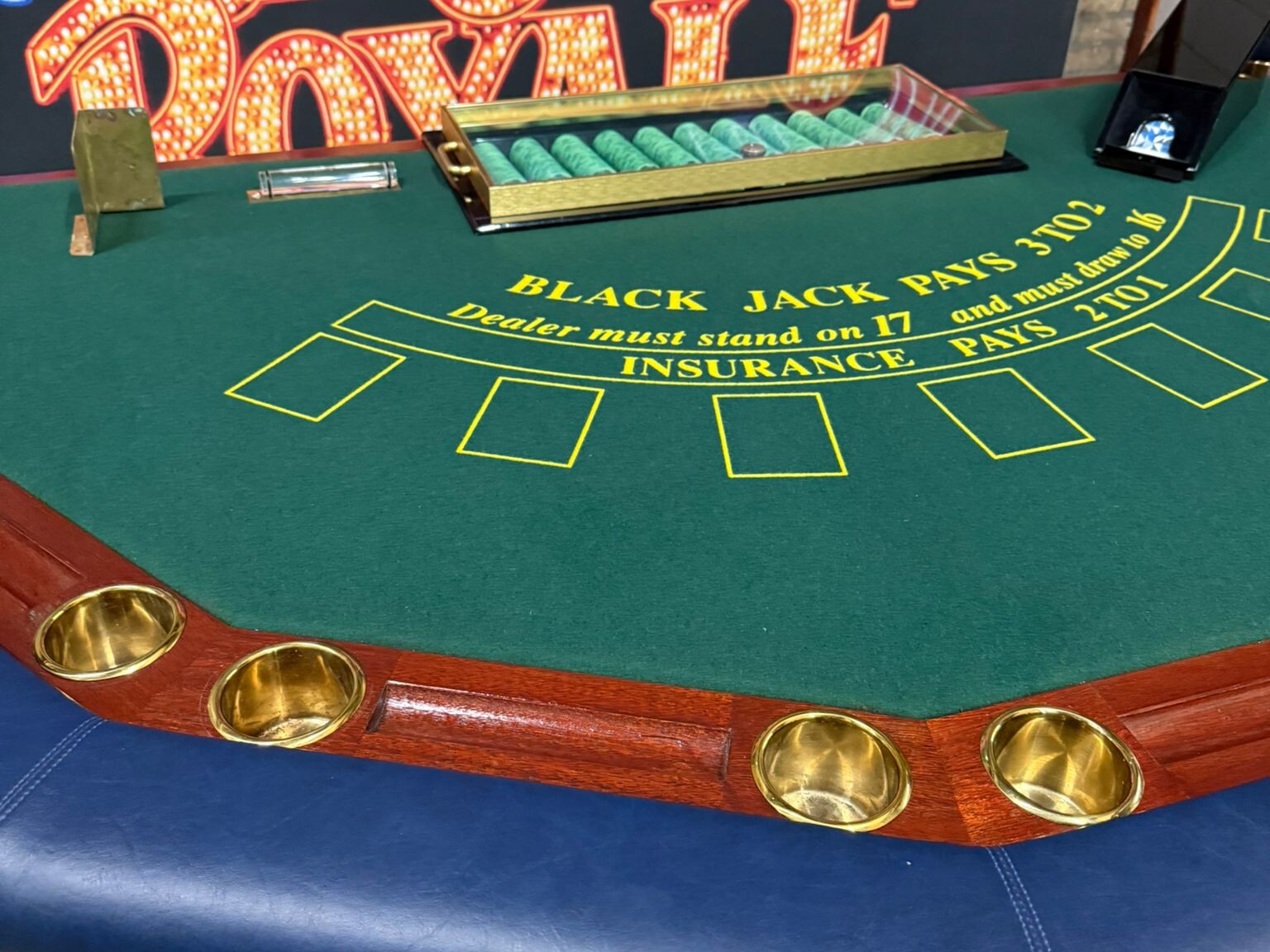 groene blackjack tafel met chips en messing voeten steun