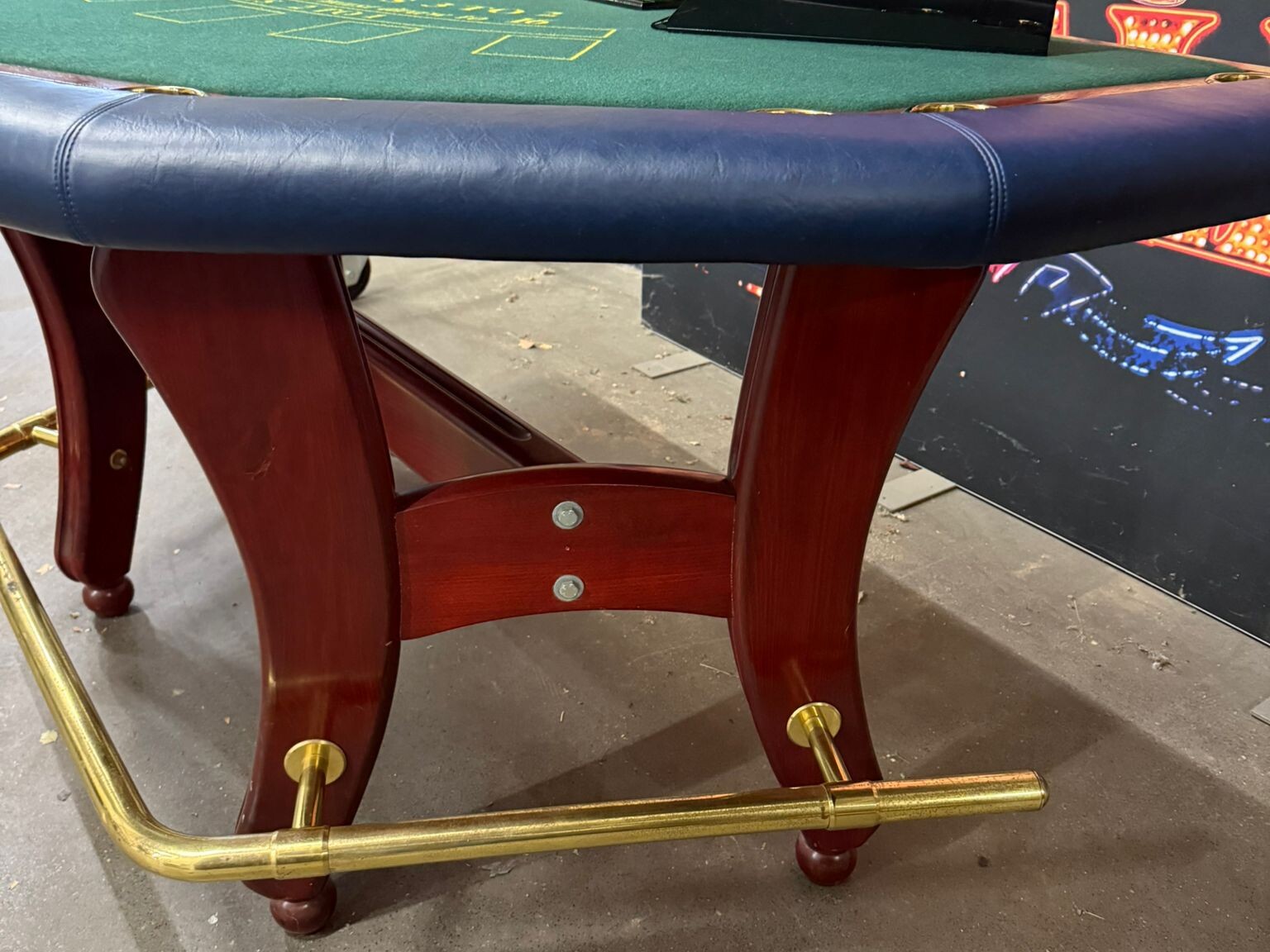 groene blackjack tafel met chips en messing voeten steun