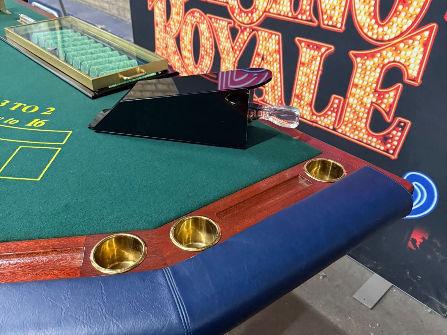 groene blackjack tafel met chips en messing voeten steun