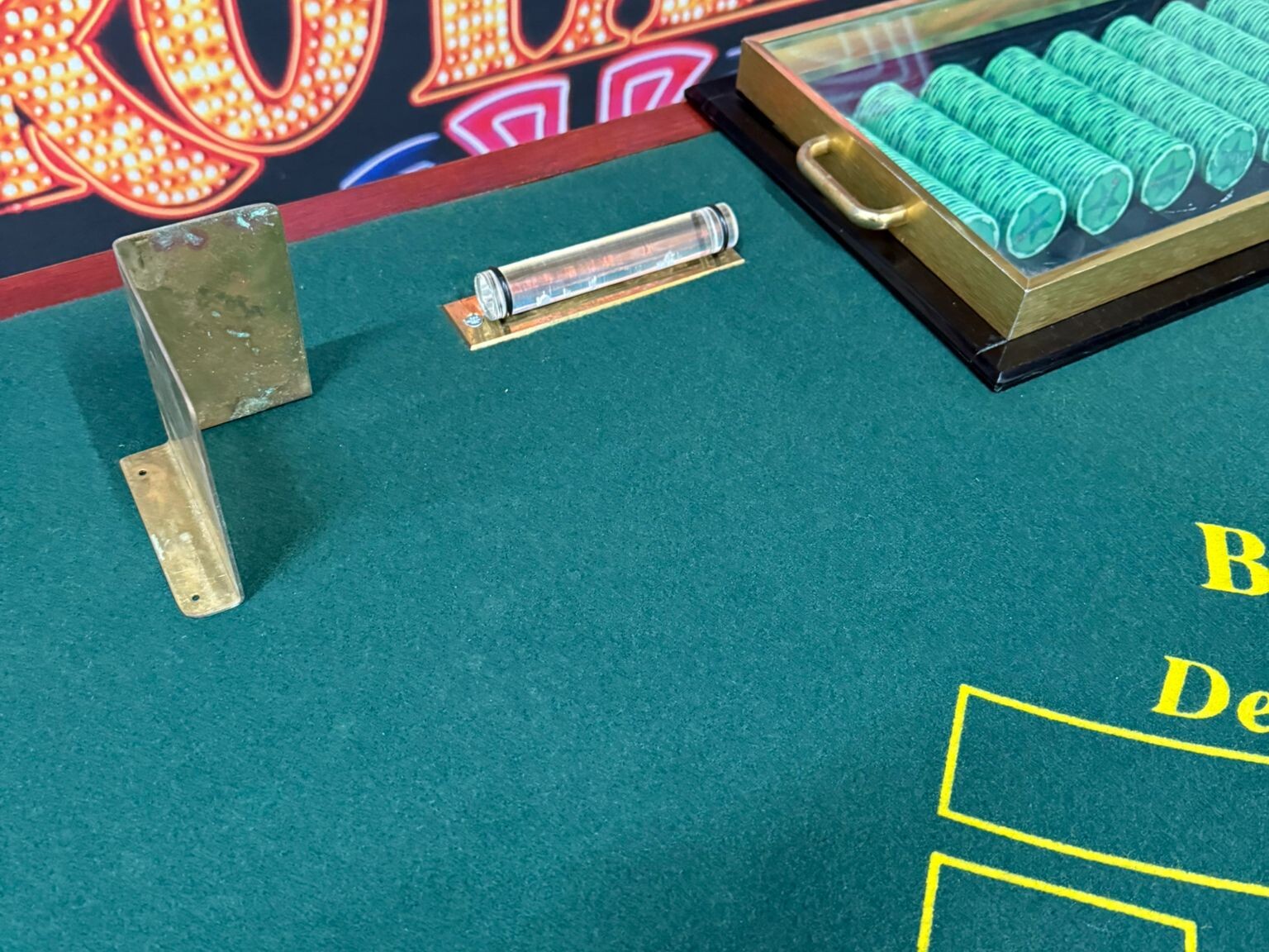 groene blackjack tafel met chips en messing voeten steun