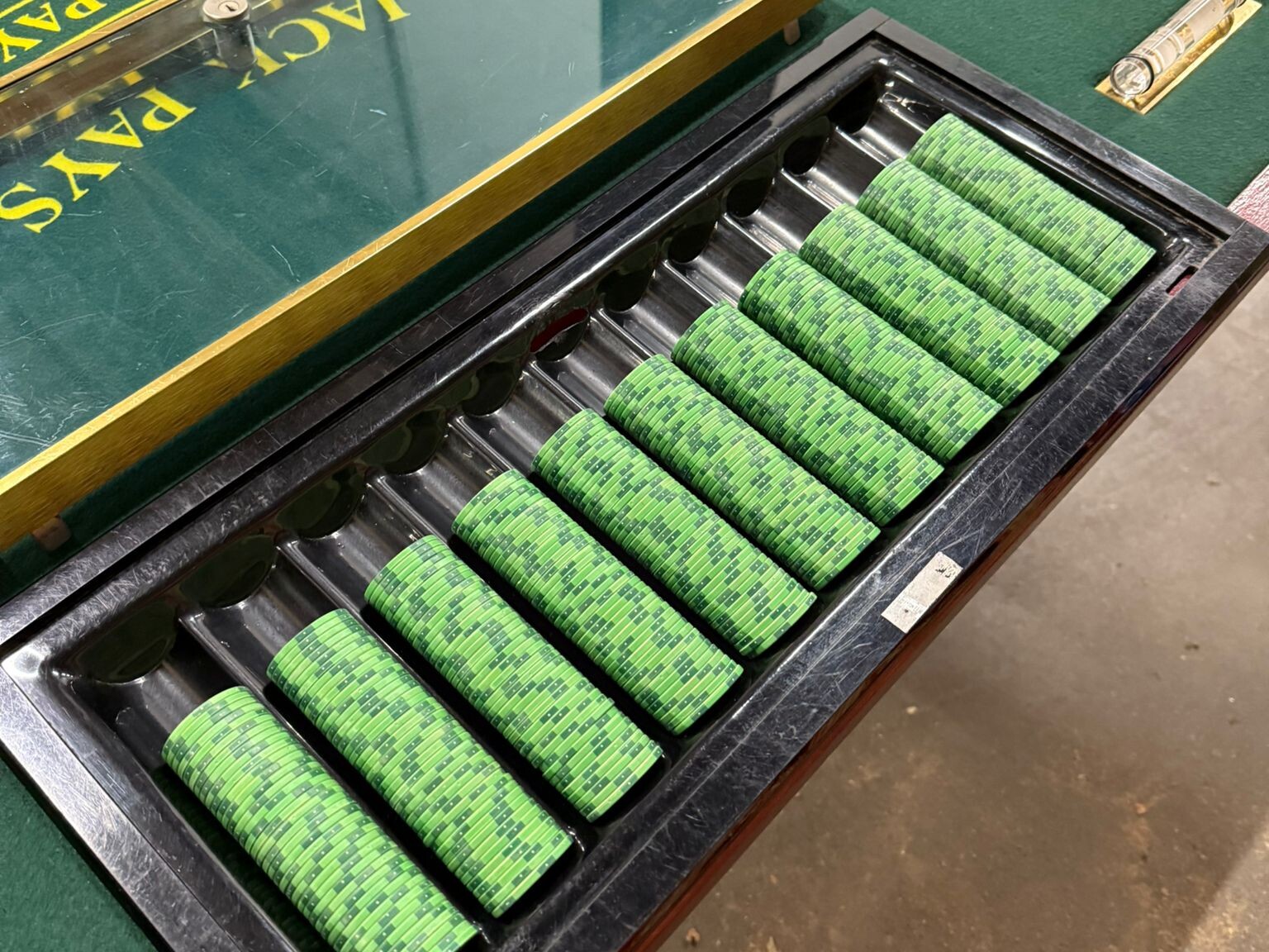 groene blackjack tafel met chips en messing voeten steun