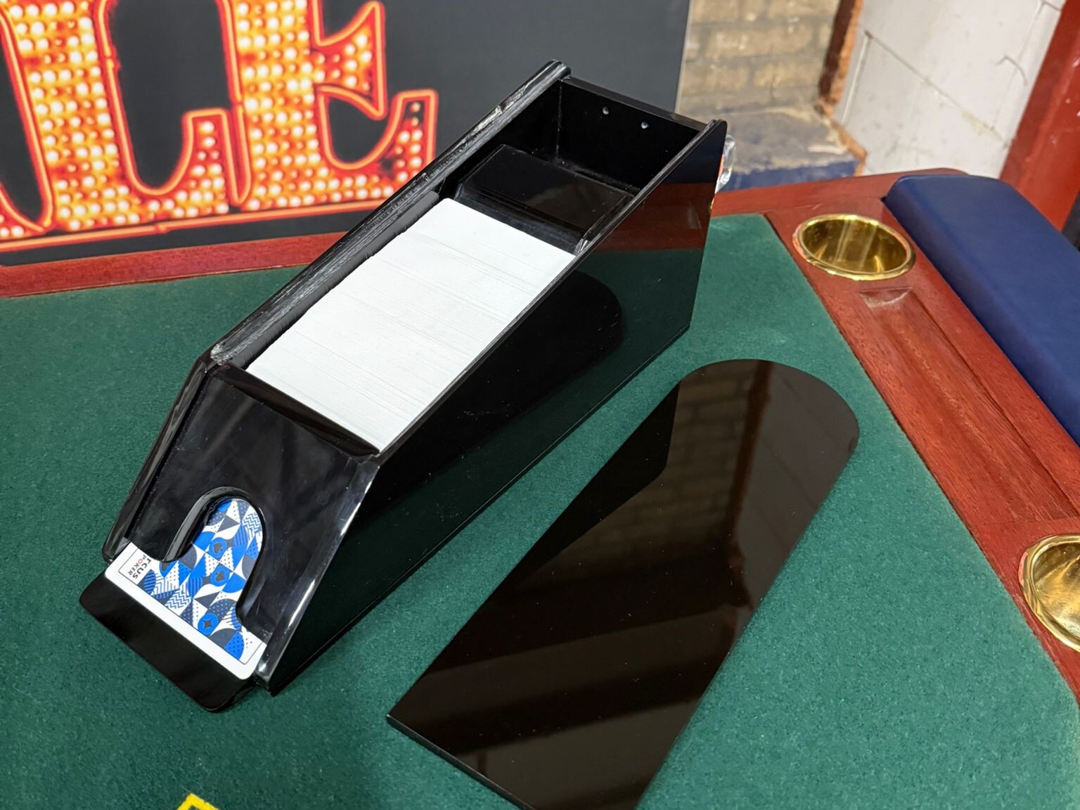 groene blackjack tafel met chips en messing voeten steun
