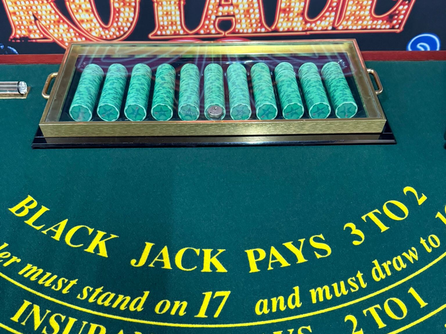 groene blackjack tafel met chips en messing voeten steun