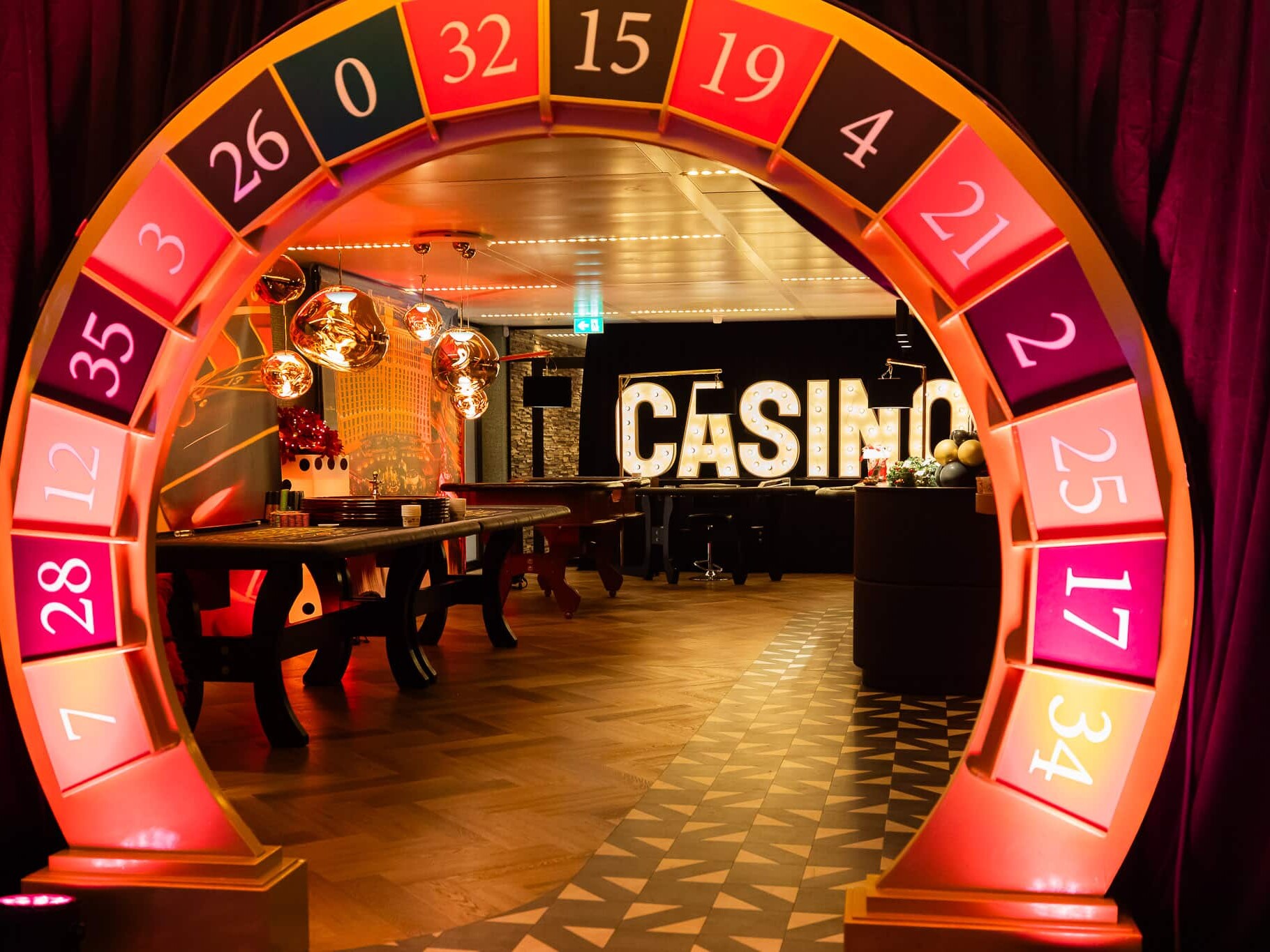 Casino decoratie huren voor evenementen 3 Luxe casino decoratie en roulette entree voor evenement