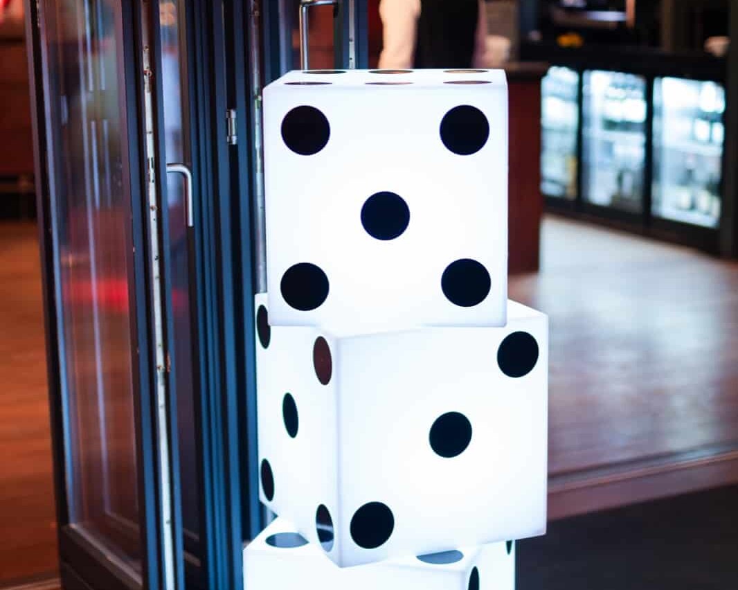 Casino decoratie met verlichte dobbelstenen 6 Verlichte casino dobbelstenen voor themafeest en evenement