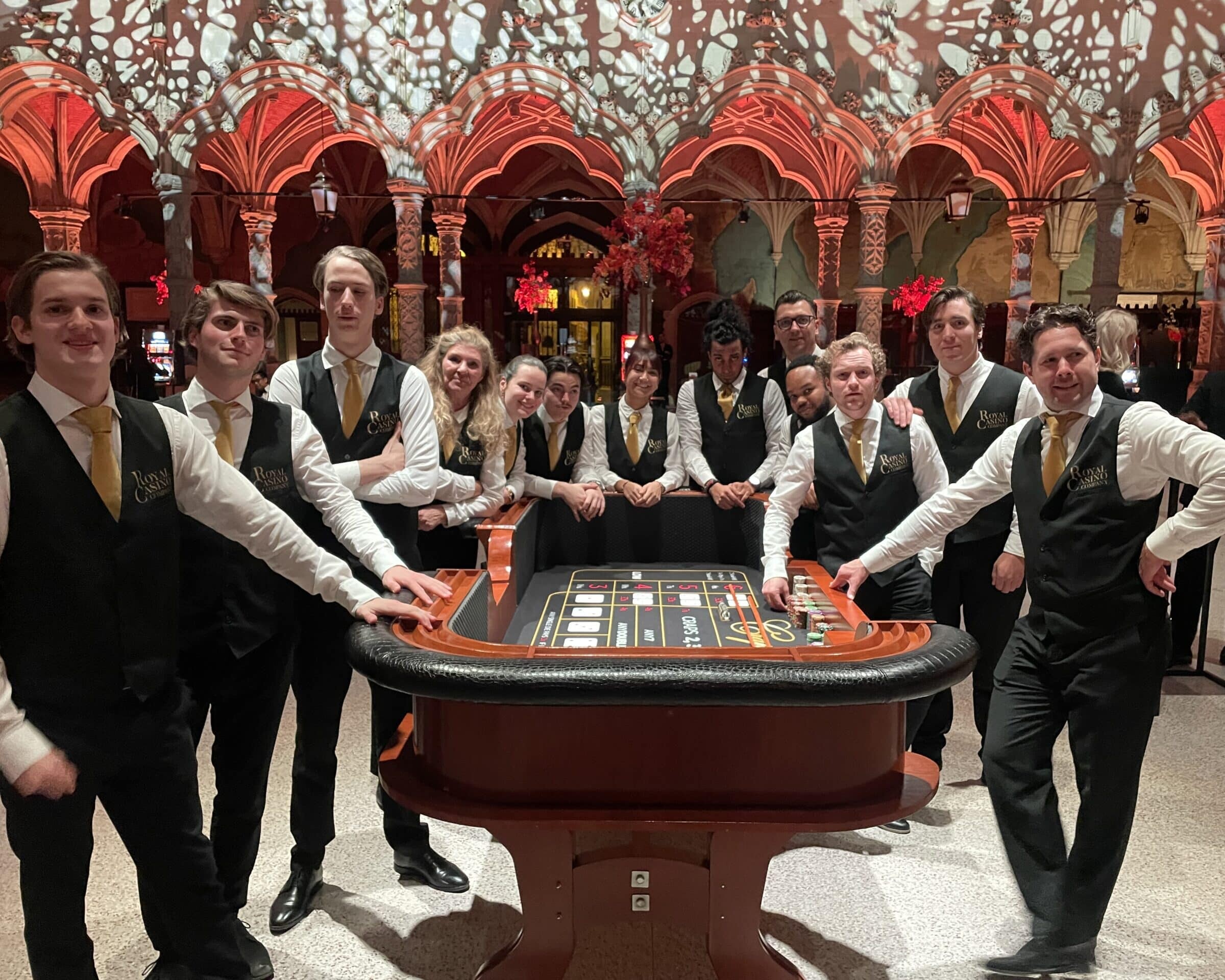 Mobiel casino huren met professionele croupiers 5 Professionele croupiers begeleiden luxe mobiel casino evenement